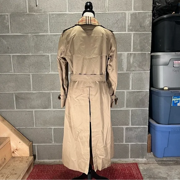 Burberry trench coat. - Picture 5 of 15